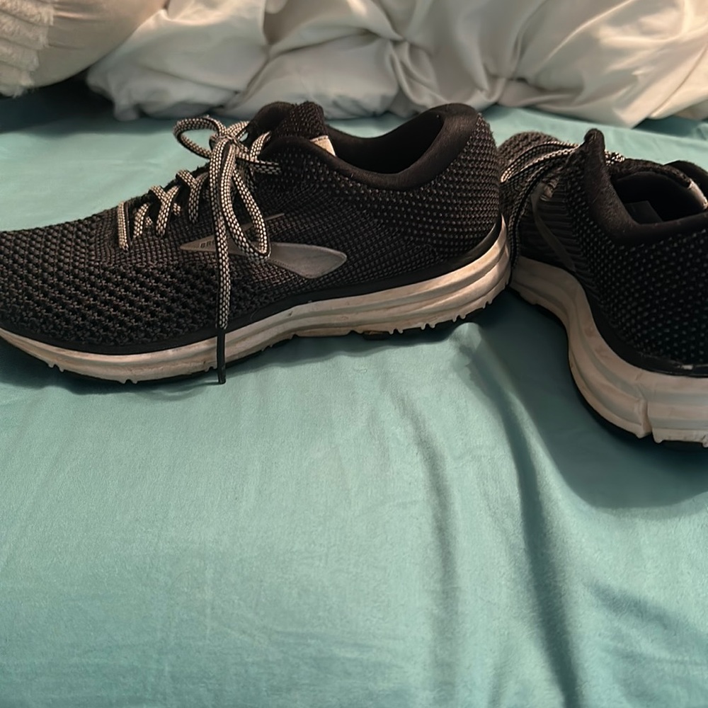 Brooks tennis shoes